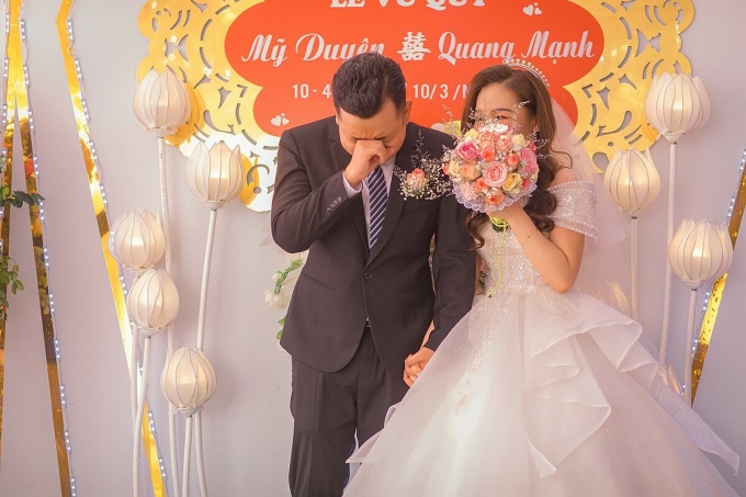 Chú rể khóc nức nở suốt đám cưới