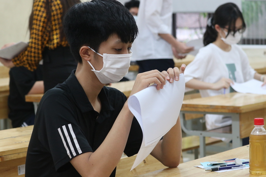 Sáng nay, hơn 100.000 thí sinh làm thủ tục dự thi lớp 10 ở Hà Nội