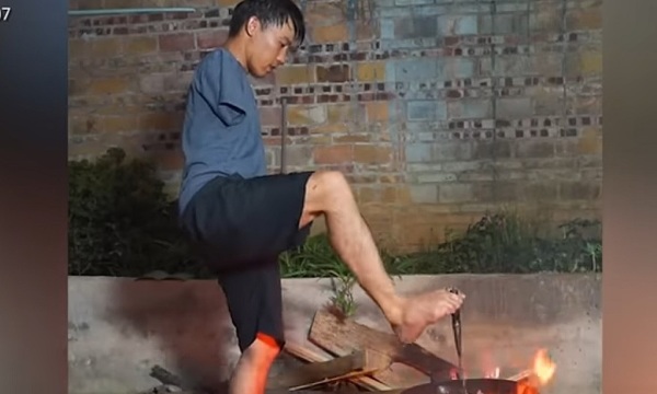 Chàng trai nấu ăn, viết thư pháp, may vá bằng chân