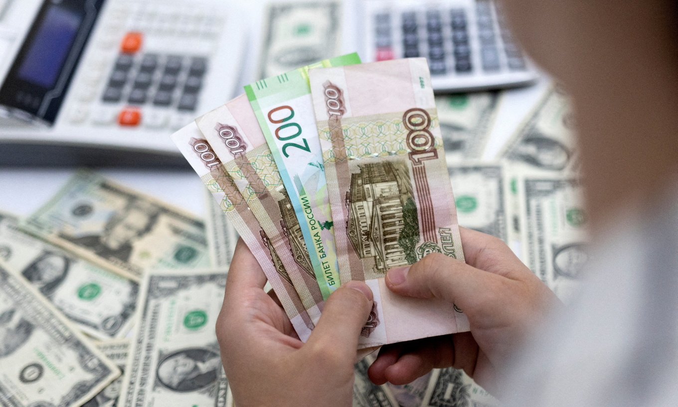Ruble lên cao nhất 7 năm so với USD