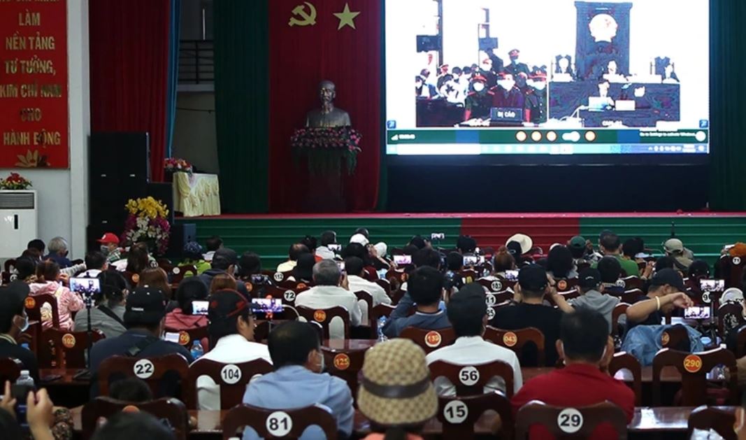 Hàng trăm người xem xét xử vụ Tịnh thất Bồng Lai qua màn hình