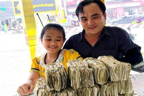 Hai bé ở Long An ‘đập heo’, mang 7kg tiền lẻ đi mua vàng tặng bố