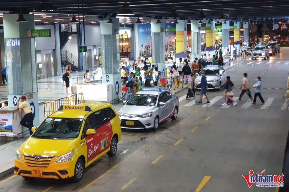 TCP bị 'tuýt còi', khách chưa phải cõng phí khi đi taxi sân bay Tân Sơn Nhất