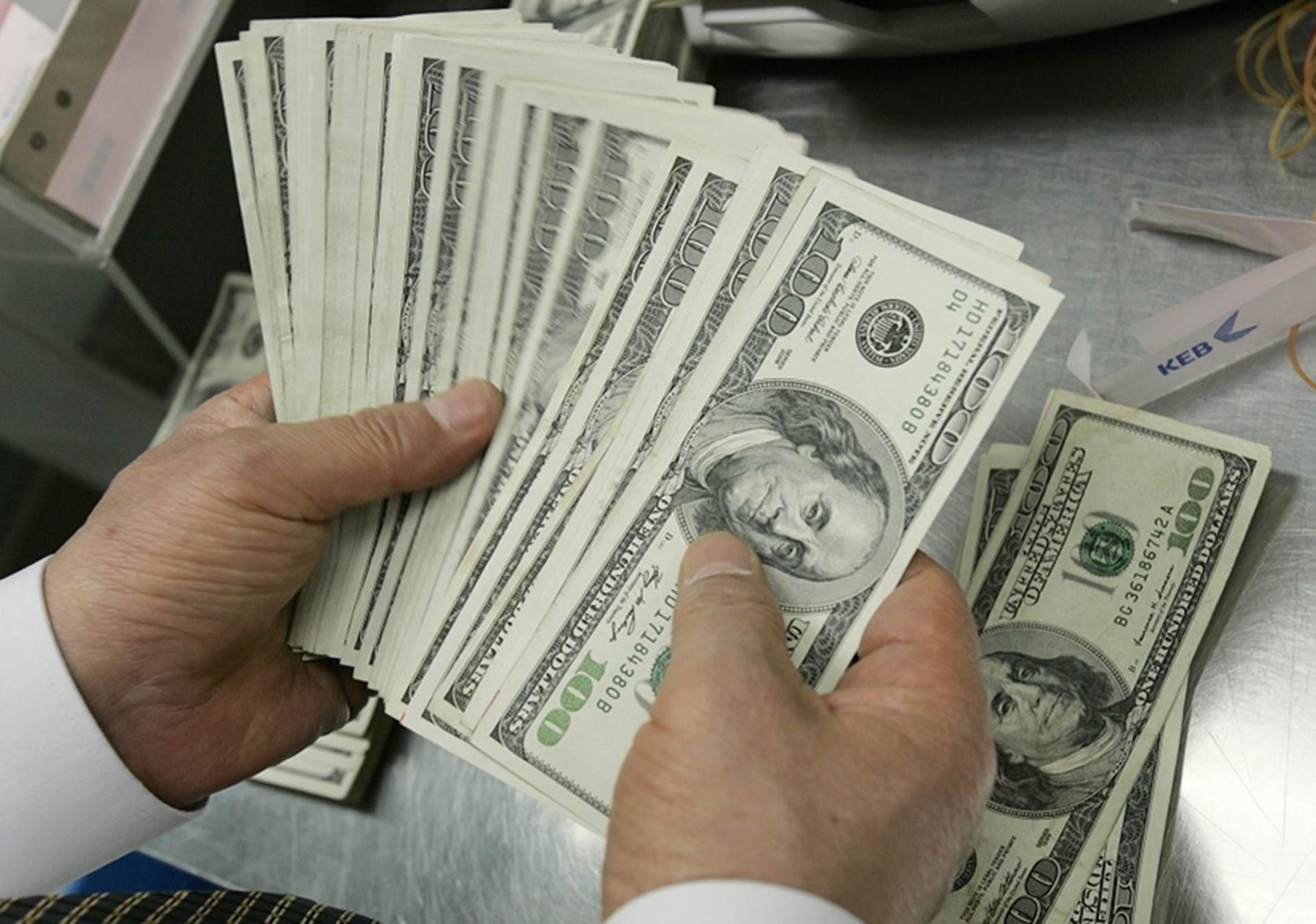 Bản tin tài chính sáng 22/8: Giá vàng giảm, dầu và USD tăng