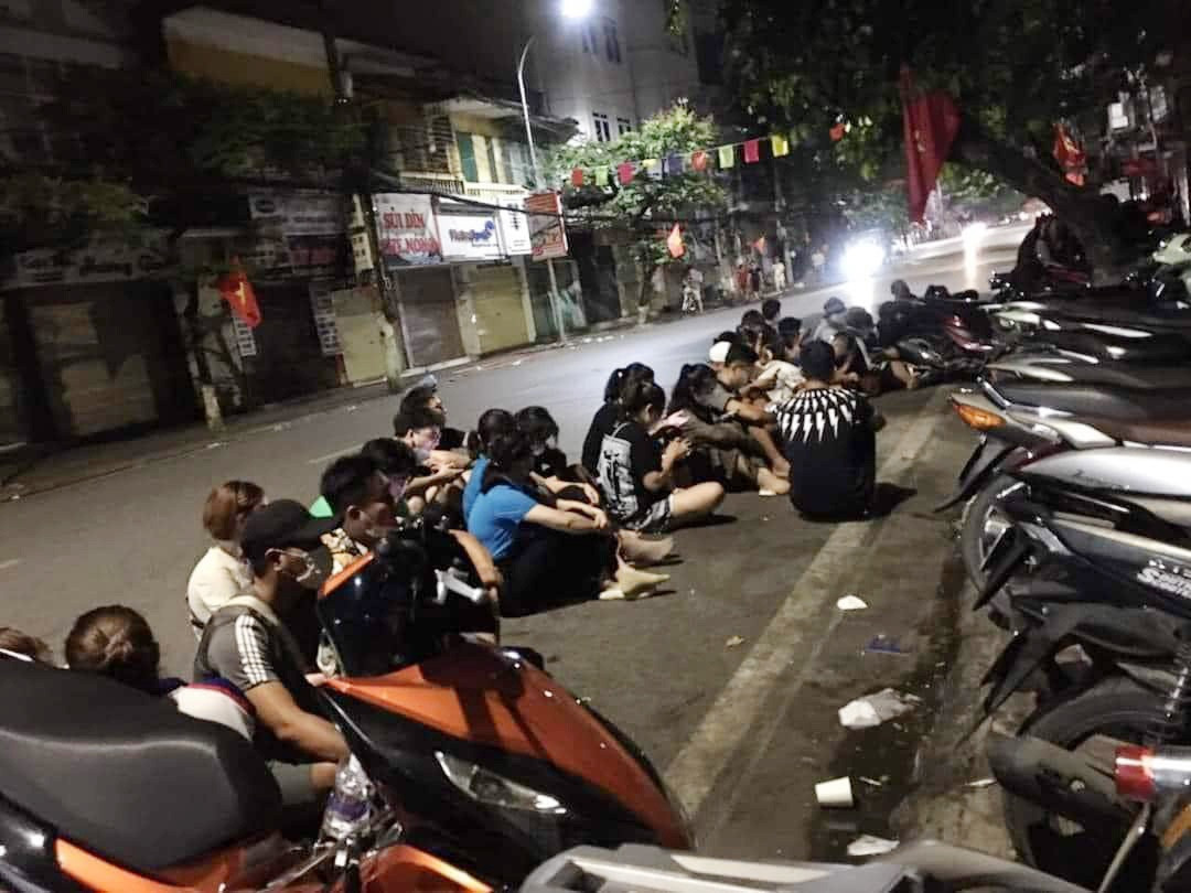 Vạ vật ngủ ngoài đường từ nửa đêm chờ đợi mua bánh trung thu
