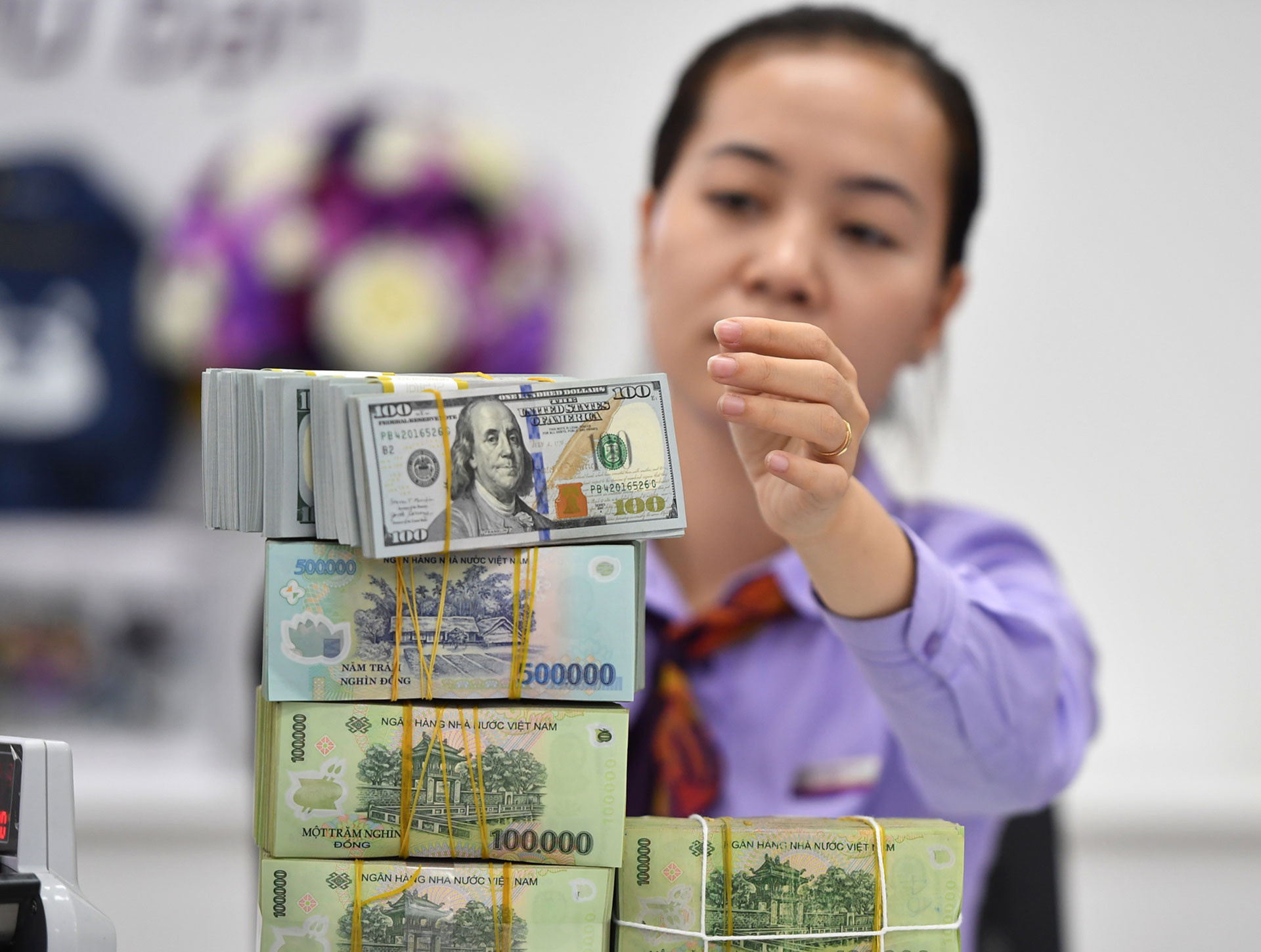 Bản tin tài chính sáng 19/10/2023: Giá vàng, dầu và USD cùng tăng cao