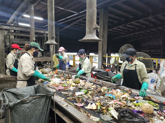 Nhọc nhằn mưu sinh từ rác