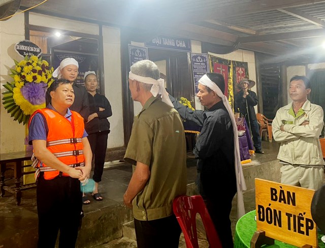 Hà Tĩnh: Cụ ông mất 3 ngày vẫn chưa thể an táng vì nước lũ bủa vây