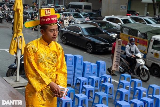 Chưa 7h, tiệm vàng đã hết khách chờ, Thần Tài hết việc