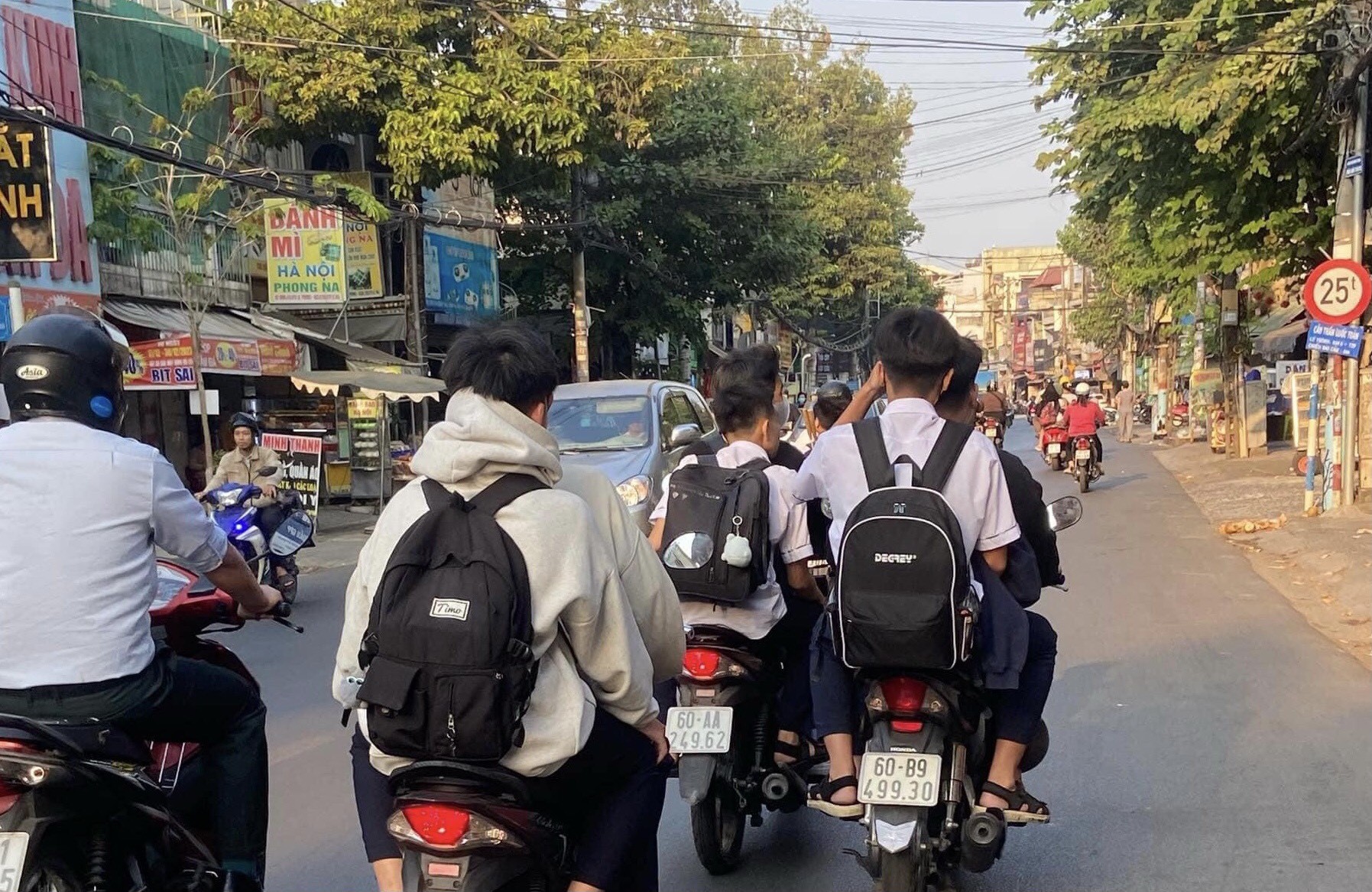 Đồng Nai: Nhiều học sinh vẫn đi học bằng xe máy không đúng quy định