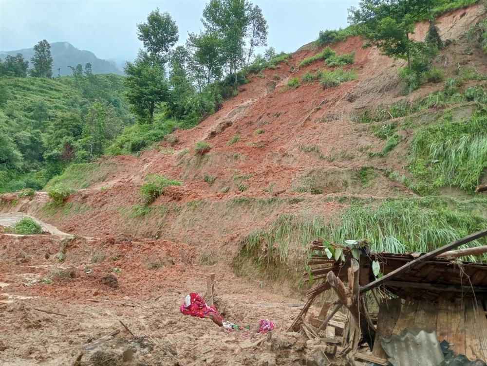 Mưa lũ gây sạt lở nghiêm trọng ở Hà Giang, 1 cháu bé tử vong