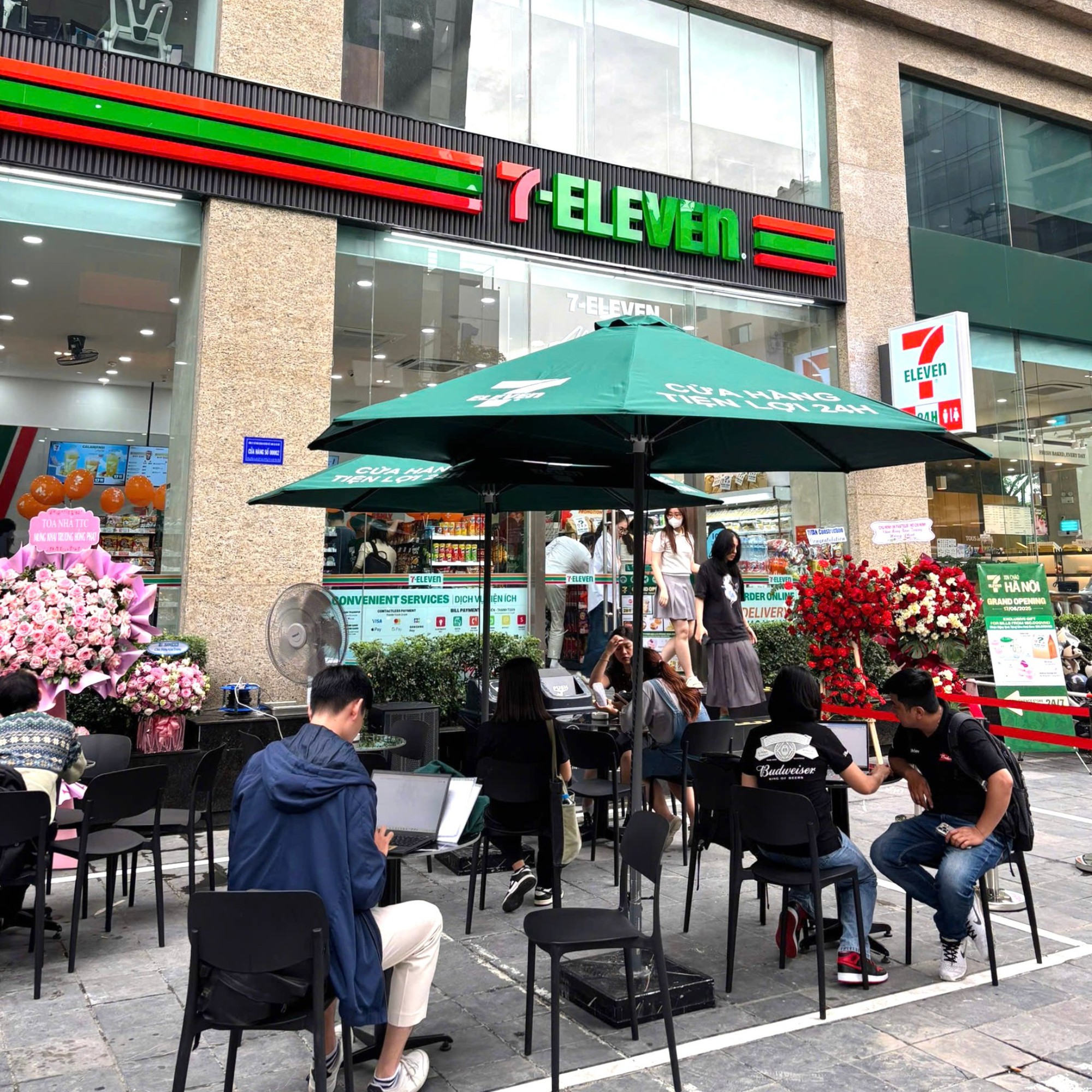 Vừa chân ướt chân ráo đổ bộ Thủ đô, 7-Eleven đã thể hiện quyết tâm giành thị phần: Mở tiếp cửa hàng thứ 2 chỉ sau 11 ngày